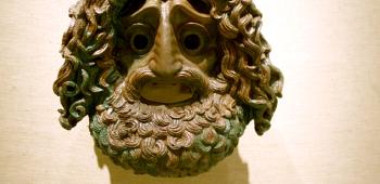 zdjęcie maski tragicznej, wystawionej w Muzeum Archeologicznym w Pireusie.